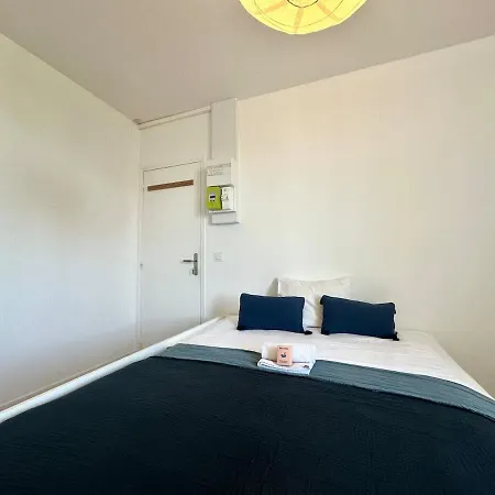 New 352 Charlie - Cosy Center Apartment